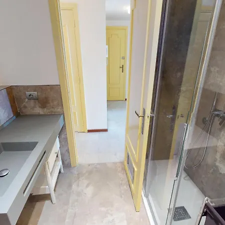 Rénové Face Avec Terrasse à Menton, Proche Centre-ville Et Plages - Fr-1-196-301