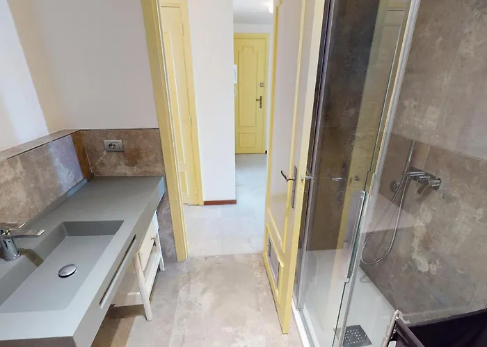 Renove Face Avec Terrasse A Menton, Proche Centre-ville Et Plages - Fr-1-196-301