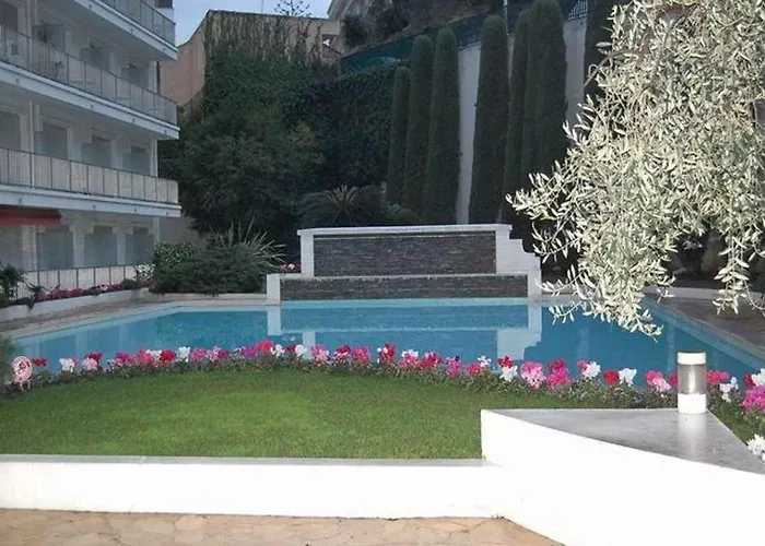 Renove Face Avec Terrasse A Menton, Proche Centre-ville Et Plages - Fr-1-196-301 Ментона